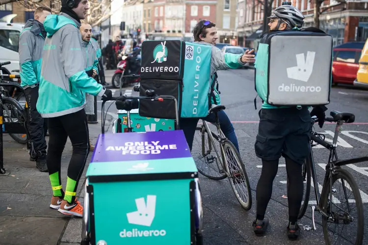 Entregadores da Deliveroo em Londres: mercado de entrega de alimentos do Reino Unido - onde a Deliveroo atua - é indiscutivelmente o mais competitivo (Simon Dawson/Bloomberg)