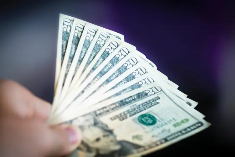 O dólar chegou a 4,0010 reais, alta de 1,09 por cento (Thomas Trutschel/Getty Images)