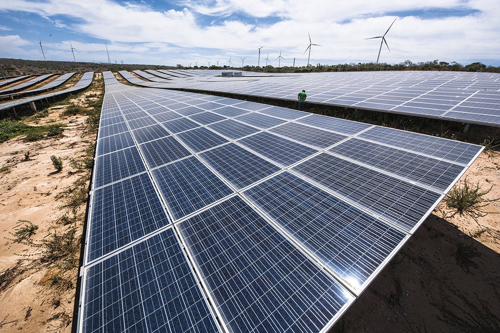 Poeira dos incêndios afeta produção de energia solar, e AES recorre a drones e robôs