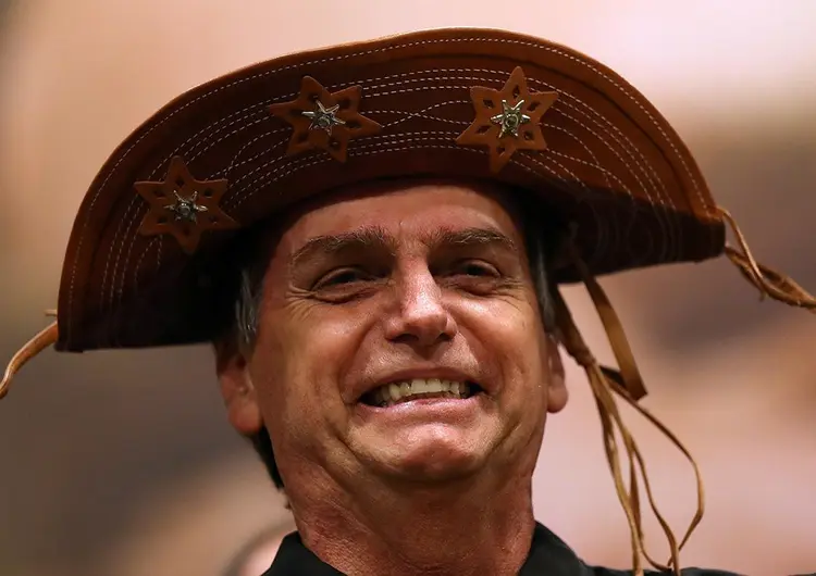 Bolsonaro cumprimentou apoiadores após sair do Palácio da Alvorada de carro para almoçar em Brasília (Ricardo Moraes/Reuters)