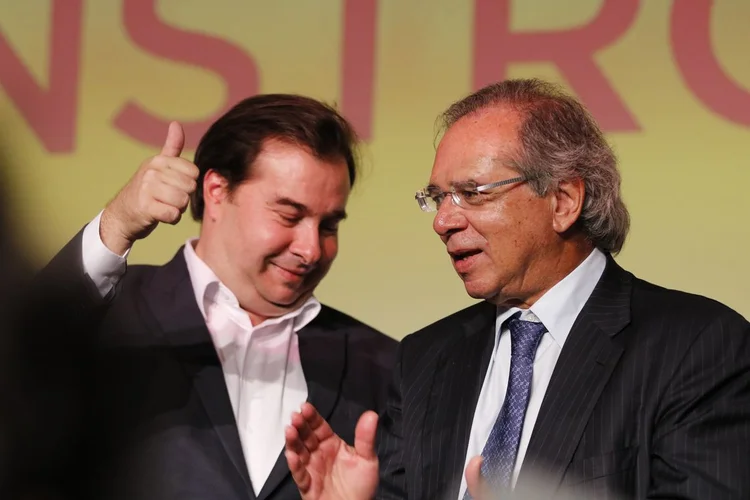 Rodrigo Maia e Paulo Guedes: Maia também disse que nos próximos dias será definido quais projetos serão tocados pela Câmara dos Deputados e quais pelo Senado (Fernando Frazão/Agência Brasil)