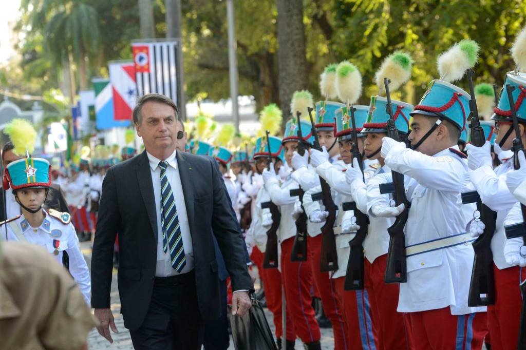 Ex-aluna do Colégio Militar cobra Bolsonaro sobre cortes do MEC