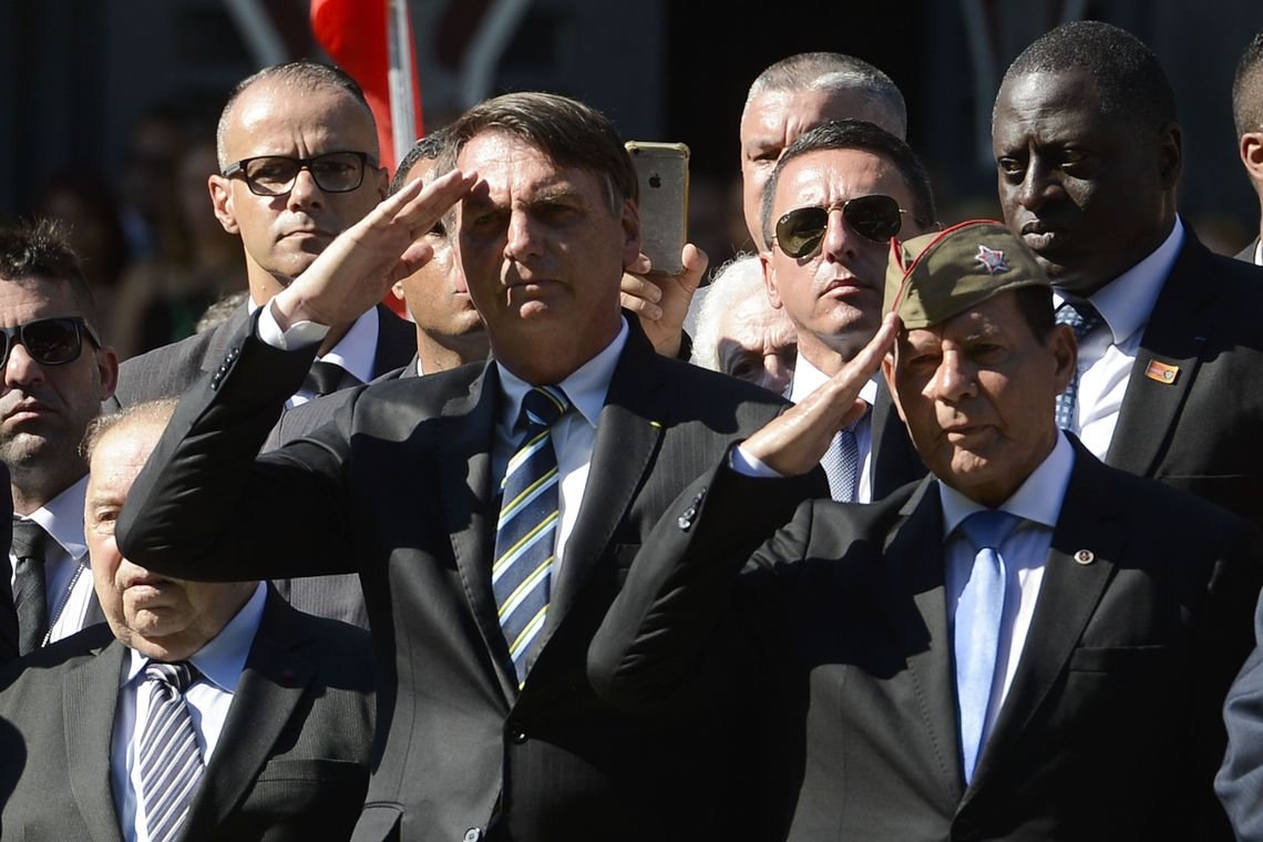 Em cenário de cortes, Bolsonaro diz que educação melhora vida das pessoas