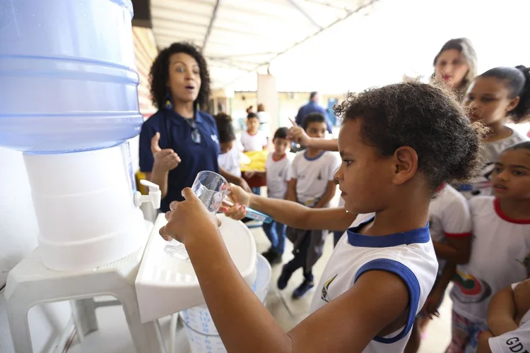 Alunos em Taguatinga (DF): entre as propostas para tornar o Fundeb permanente, a maior divergência é o aumento do gasto empregado pela União (Marcelo Camargo/Agência Brasil)