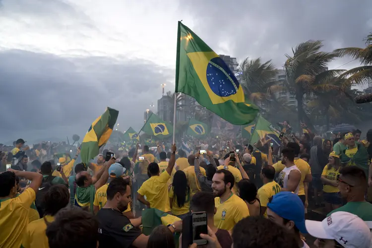 Manifestantes comemoram vitória de Bolsonaro na eleições de 2018 no Rio de Janeiro (Clarke Hill/Getty Images)