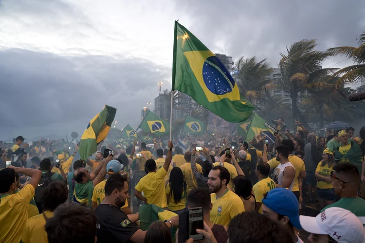 Manifestantes comemoram vitória de Bolsonaro na eleições de 2018 no Rio de Janeiro (Clarke Hill/Getty Images)