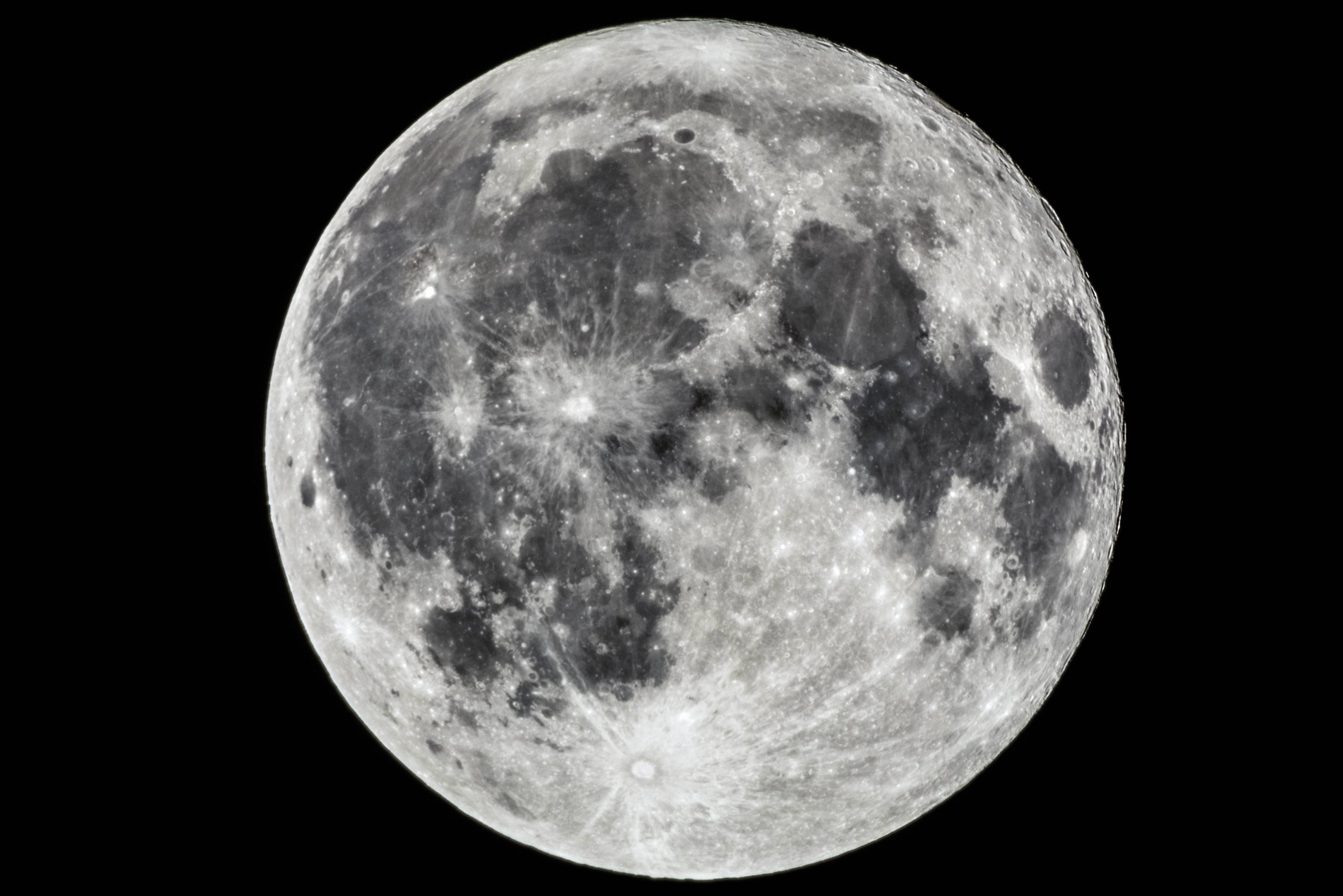 Escarpas formadas por ação tectônica na Lua estão diminuindo, diz estudo