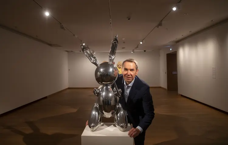 Jeff Koons ao lado de sua escultura Rabbit, em Oxford

 (Steve Parsons/PA Images/Getty Images)
