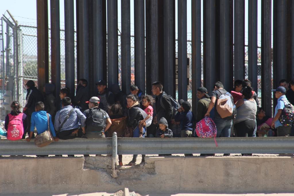 EUA vai abrigar 7,5 mil imigrantes na fronteira com o México
