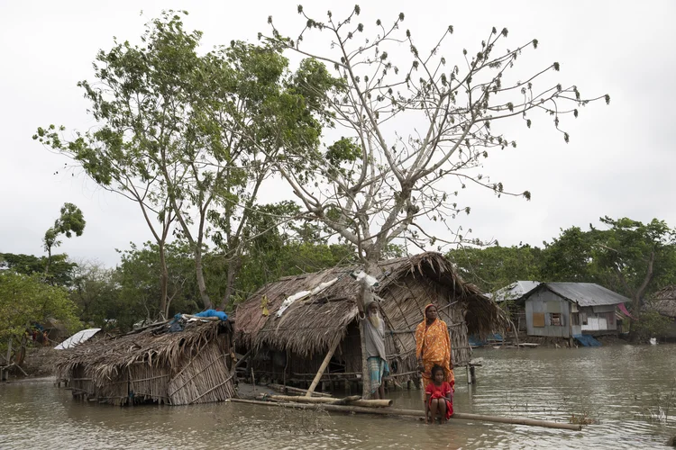 Salam Sheikh (75) com membros de sua família 
em sua casa, no meio de uma inundação em Khulna, causada pelo ciclone Fani, que atingiu a Índia e Bangladesh (Ahmed Salahuddin/NurPhoto/Getty Images)