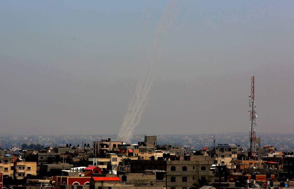 Bombardeios de Israel matam mais seis em Gaza, entre eles uma grávida