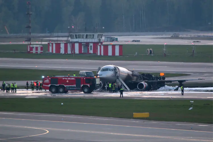 Um avião de passageiros da companhia aérea Aeroflot, modelo Sukhoi Superjet-100 (SSJ100), após acidente no aeroporto de Sheremetyevo em Moscou (Tass/Getty Images)
