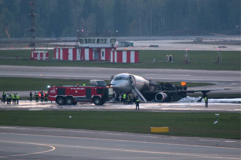 Incêndio em avião de passageiros na Rússia deixa 41 mortos