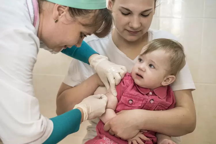 Vacinação de sarampo: Ministério da Saúde recomenda que crianças a partir de 6 meses sejam vacinadas contra a doença (Brendan Hoffman/Getty Images)