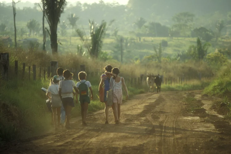 Crianças em seu caminho para a escola em região da Amazônia. Brasil2/Getty Images (Brasil2/Getty Images)