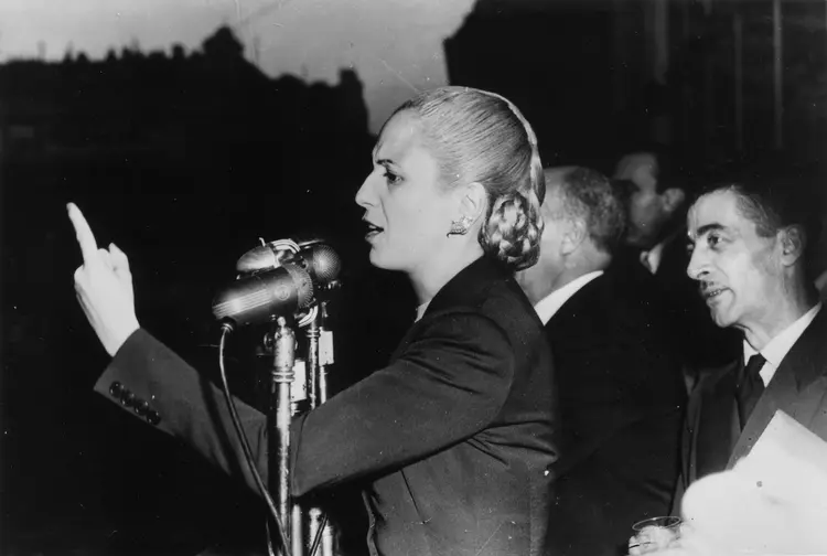 De origem humilde e filha não registrada de um fazendeiro, Eva Duarte triunfou como atriz antes de se tornar a esposa do presidente Juan Domingo Perón (Photo by Keystone/Getty Images)