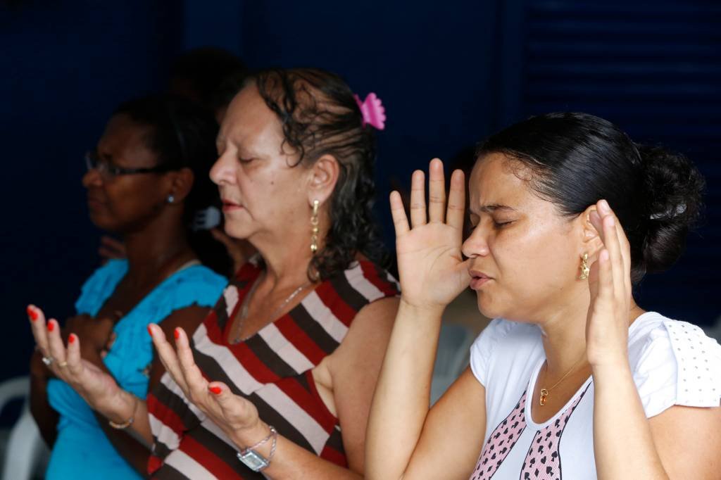 Uma mulher no altar a quem nunca perguntaram ″o que estás aqui a