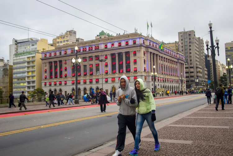 Frio em São Paulo: rajadas devem ser mais intensas no litoral, o que exige atenção em atividades no mar (Cris Faga/NurPhoto/Getty Images)