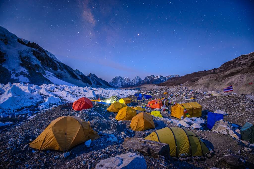Número de escaladores mortos no Everest aumenta