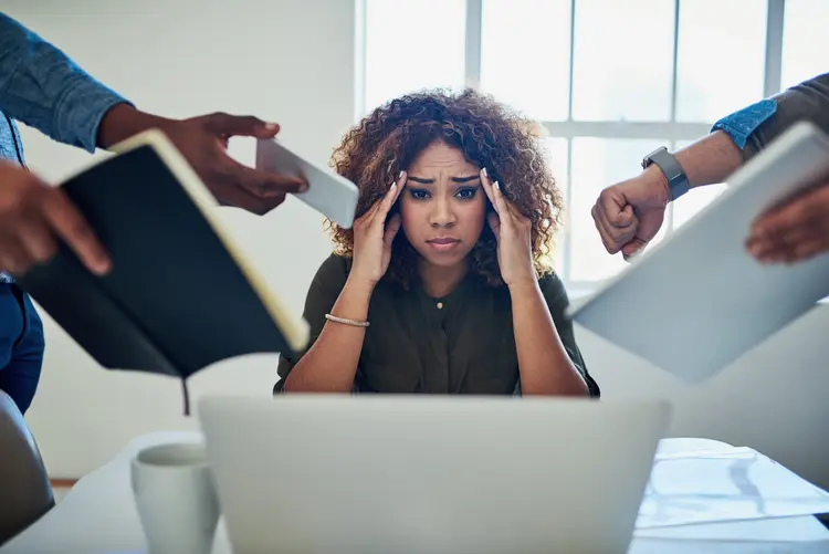 Trabalhar com um chefe que gosta de controlar todos os aspectos do trabalho pode ser mentalmente exaustivo