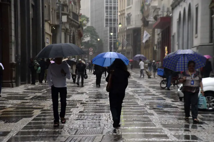 A chuva, que começou na manhã da última quinta-feira, 4, após 28 dias de seca, é resultado da chegada de uma frente fria (Cris Faga/Getty Images)