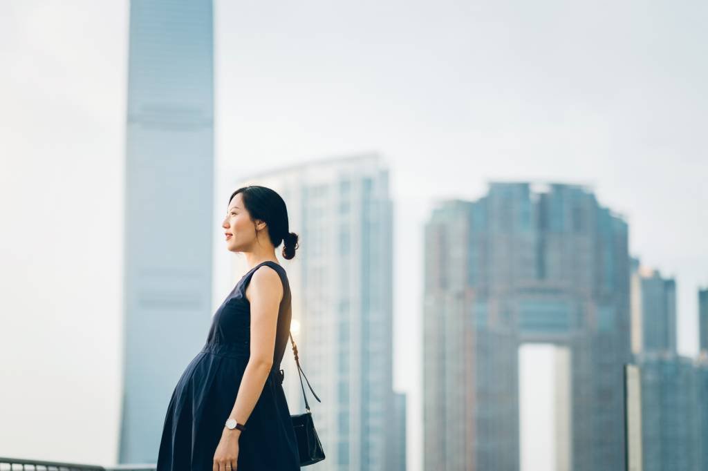 Algumas mulheres após darem à luz, optam por se afastar do mercado de trabalho para priorizar o cuidado com a família (Getty/Getty Images)