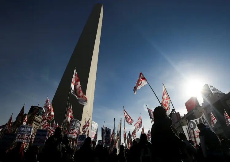 Buenos Aires: pela quinta vez, argentinos fazem greve geral de 24 horas contra as políticas do presidente Mauricio Macri (Agustin Marcarian/Reuters)