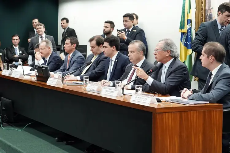 Reforma da Previdência: pesquisa aponta que 79% dos brasileiros acreditam que políticos, servidores e trabalhadores da iniciativa privada devem seguir as mesmas regras de aposentadoria (Pablo Valadares/Agência Brasil)