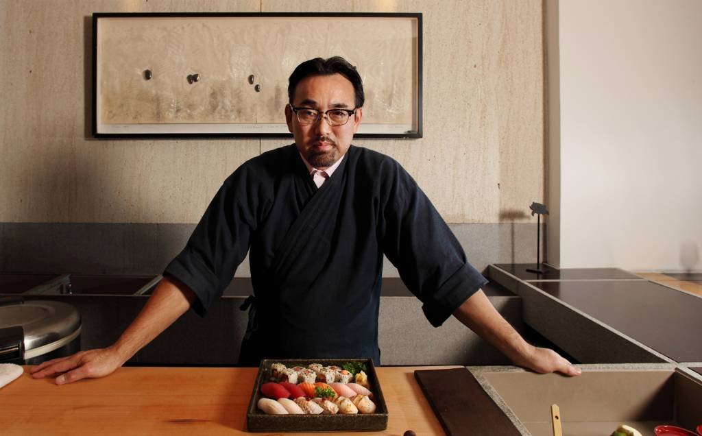 Estrelado chef, Jun Sakamoto não vê problemas no sushi "brasileiro"