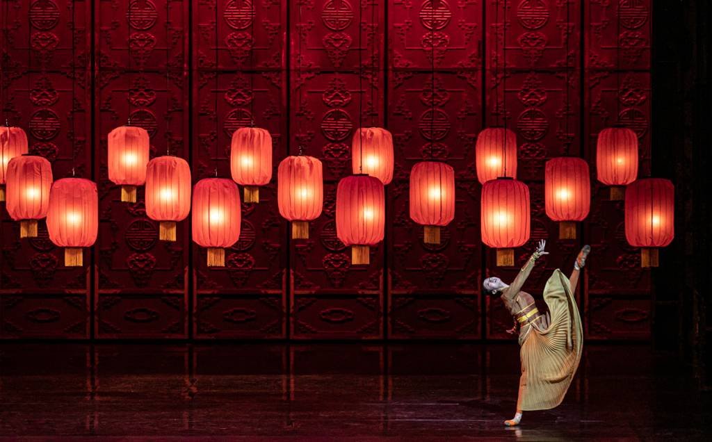 "Lanternas Vermelhas", do Balé Nacional da China: iluminação dá efeito cinematográfico ao palco (Renato Mangolin/Divulgação)