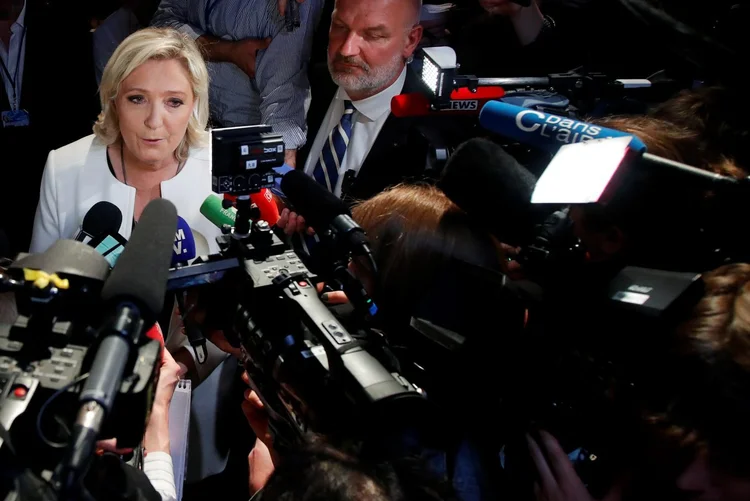 Marine Le Pen, na França: comparecimento às urnas teria sido de 52%, uma forte alta em relação às eleições de 2014 (Charles Platiau/Reuters)