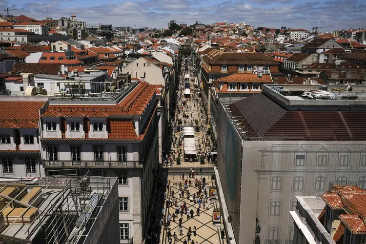 Pedestres caminham na Rua Augusta no distrito Baixa em Lisboa, Portugual (Patricia de Melo Moreira/Bloomberg)