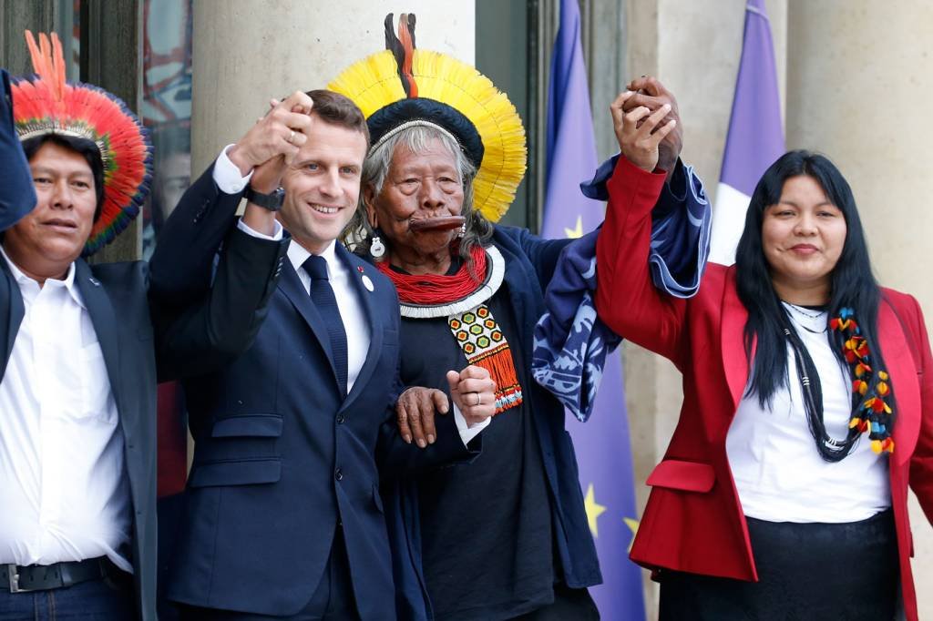 Macron diz a indígena brasileiro que apoia "luta para proteger Amazônia"