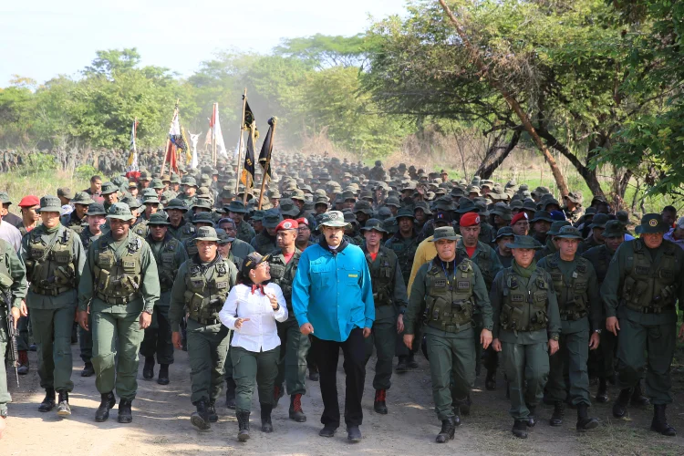 NICOLÁS MADURO: presidente se encontrou com militares neste sábado, 4 (Cortesia do Palácio de Miraflores/Reuters)