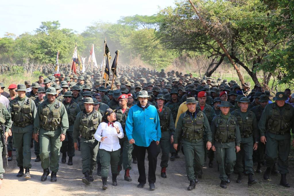 Maduro pede que militares estejam "prontos" para ataque dos EUA