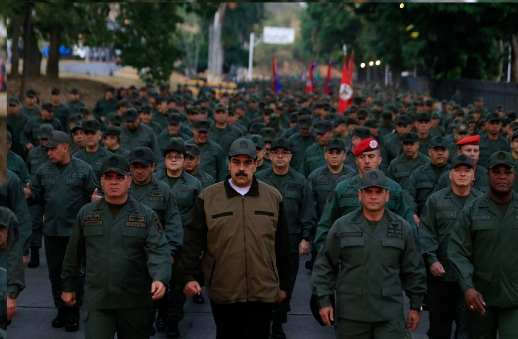 NICOLÁS MADURO: presidente apareceu ao lado dos militares nesta quinta-feira 2 para mostrar que tem apoio do Exército / Miraflores Palace/Handout via REUTERS