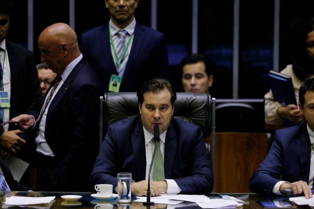 Com Bolsonaro nos EUA, Mourão e Maia assumem a presidência