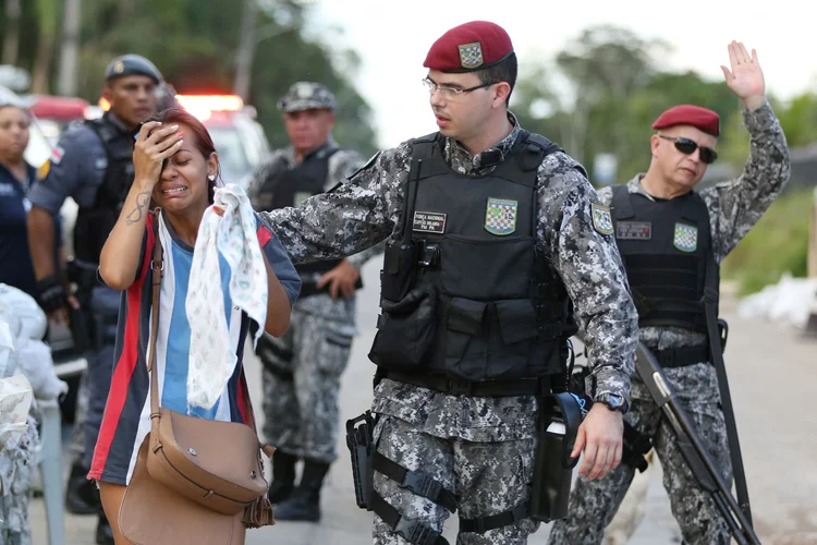 Familiares de mortos em Manaus tentam liberar corpos (Bruno Kelly/Reuters)