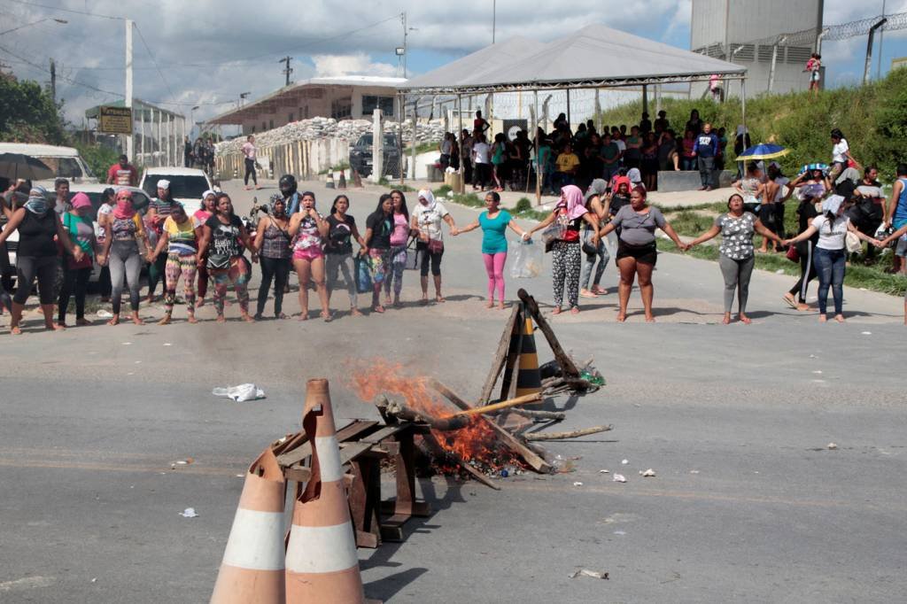 Protesto de familiares: após 15 mortes, parentes fazem barricada em frente ao presídio (Sandro Pereira/Reuters)