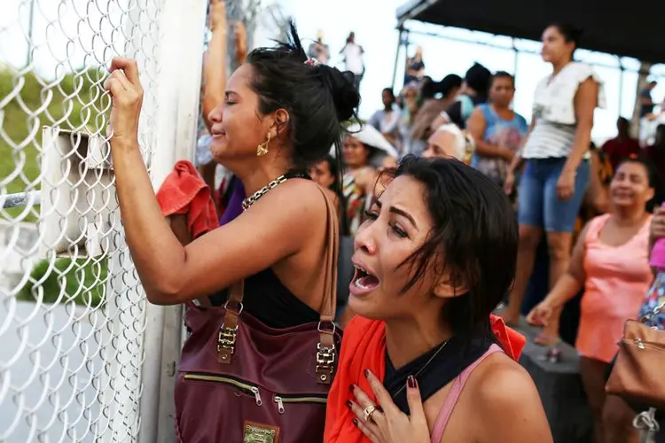 Familiares em Manaus: briga dentro de facção poderia estar por trás das mortes (Bruno Kelly/Reuters)