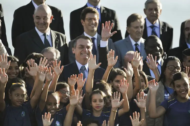 Bolsonaro: presidente participou da cerimônia de hasteamento da Bandeira Nacional, na área externa do Palácio da Alvorada (Marcello Casal Jr/Agência Brasil)