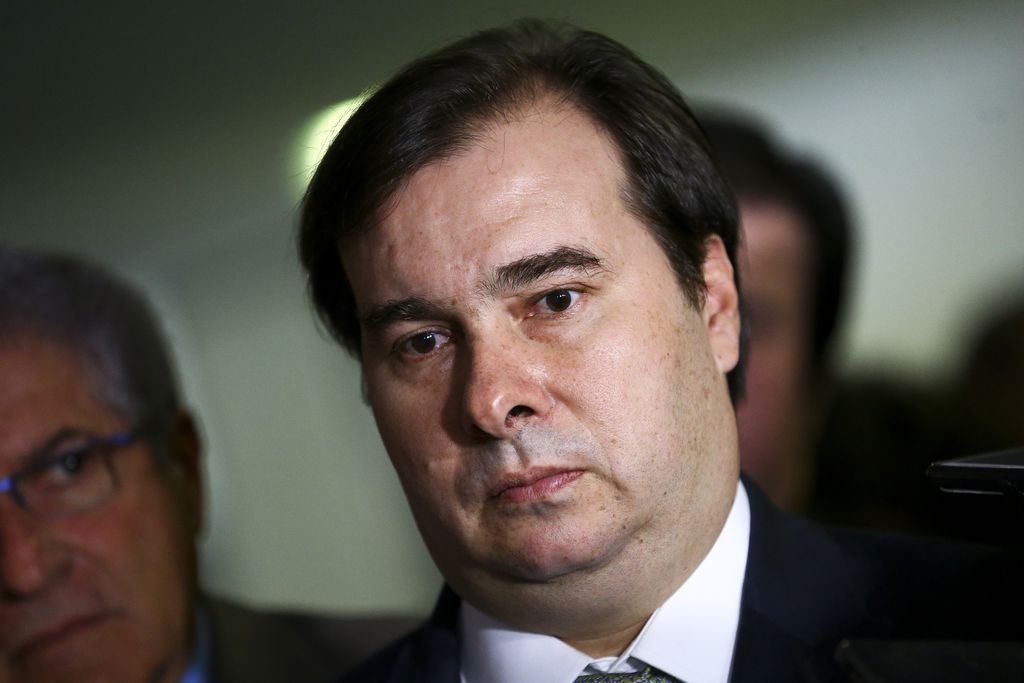 Rodrigo Maia cria comissão para analisar Previdência dos militares