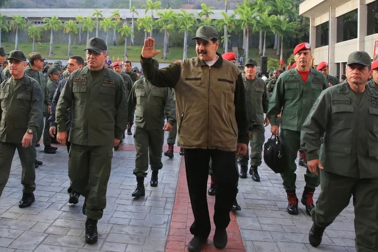 Militares marcham com Nicolás Maduro na Venezuela: maioria da população vê apoio militar ao regime de Maduro como decisivo para a sua permanência no poder (Miraflores Palace/Handout/Reuters)