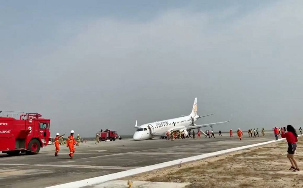 Avião Embraer-190 da Myanmar Airlines pousa sem as rodas dianteiras