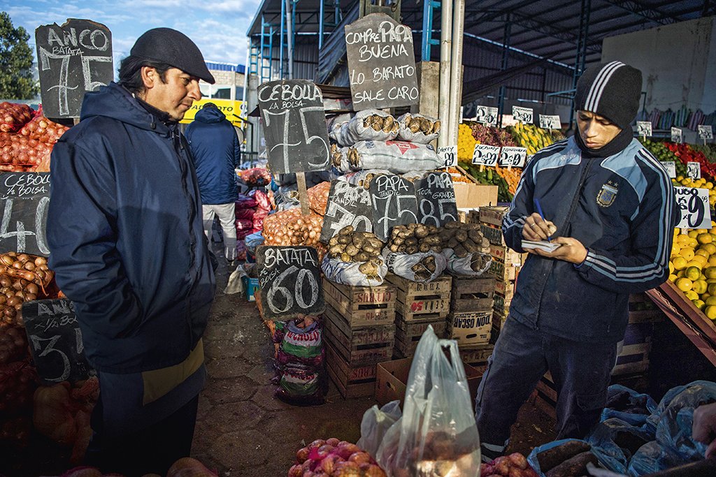 Vendedores no Mercado Central de Buenos Aires:  em um ano, o preço dos produtos subiu mais de 54% no país | Eitan Abramovich/AFP / 