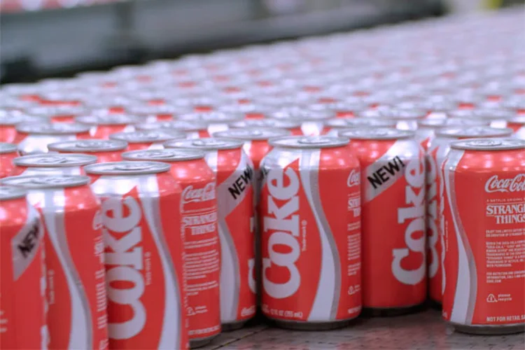 Novas latas da Coca-Cola partem em linha de produção nos EUA. (Coca-Cola Company/Divulgação)