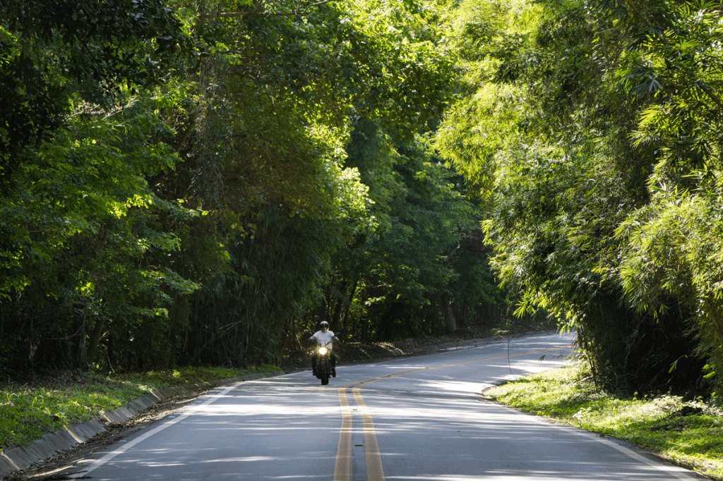 Descubra três destinos para um bate e volta de moto