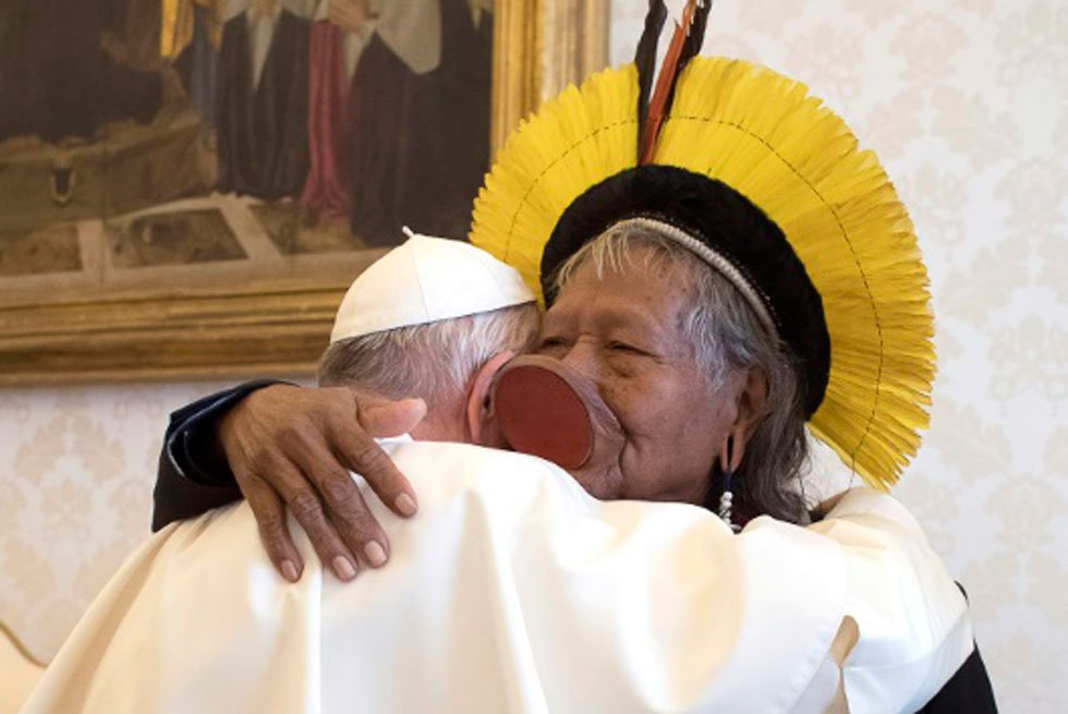 Papa Francisco recebe líder indígena Raoni em audiência privada