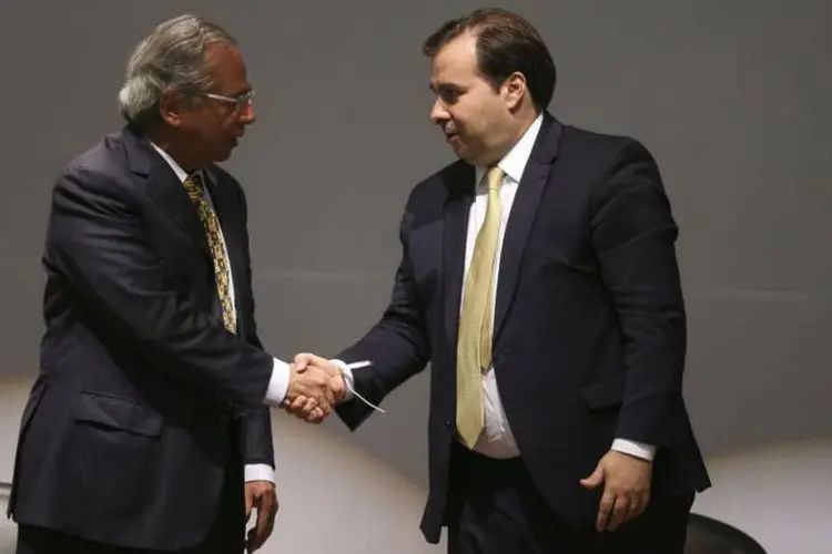Paulo Guedes, ministro da Economia, e Rodrigo Maia, presidente da Câmara dos Deputados: defensores da reforma (Valter Campanato/Agência Brasil)