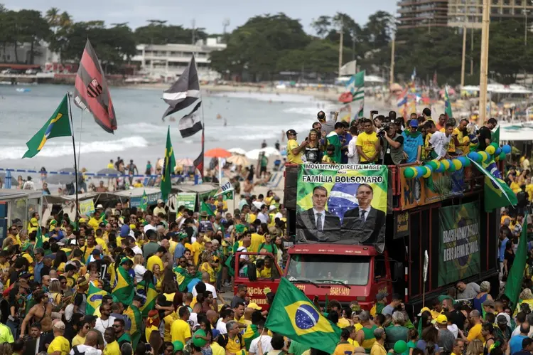 Manifestação pró-Bolsonaro: no domingo, apoiadores do presidente não pouparam ataques ao Congresso e ao STF (Ricardo Moraes/Reuters)